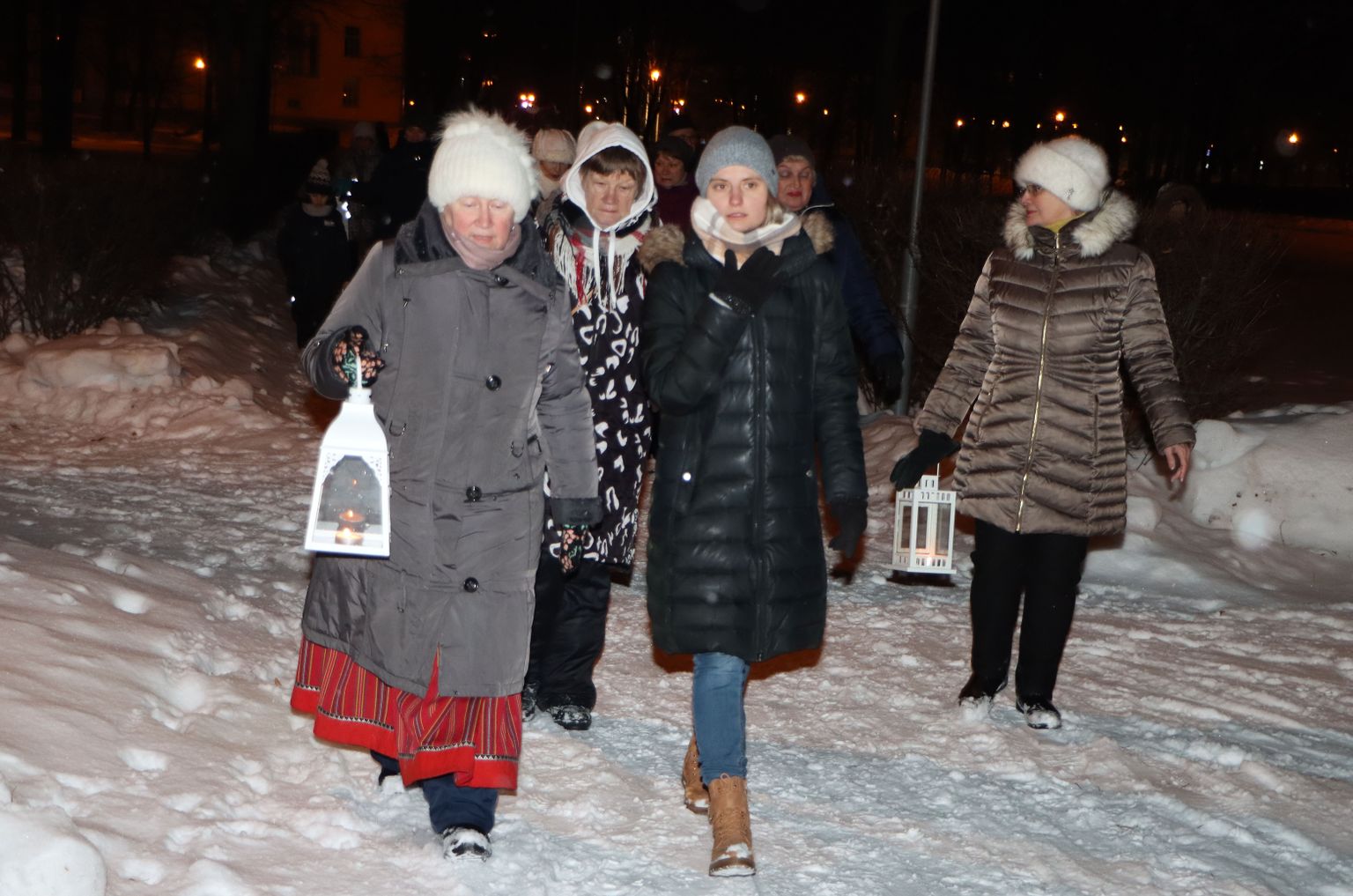 Õhtune jalutuskäik mööda talviseid pargiteid pakkus linnaelanikele rohkelt äratundmisrõõmu.