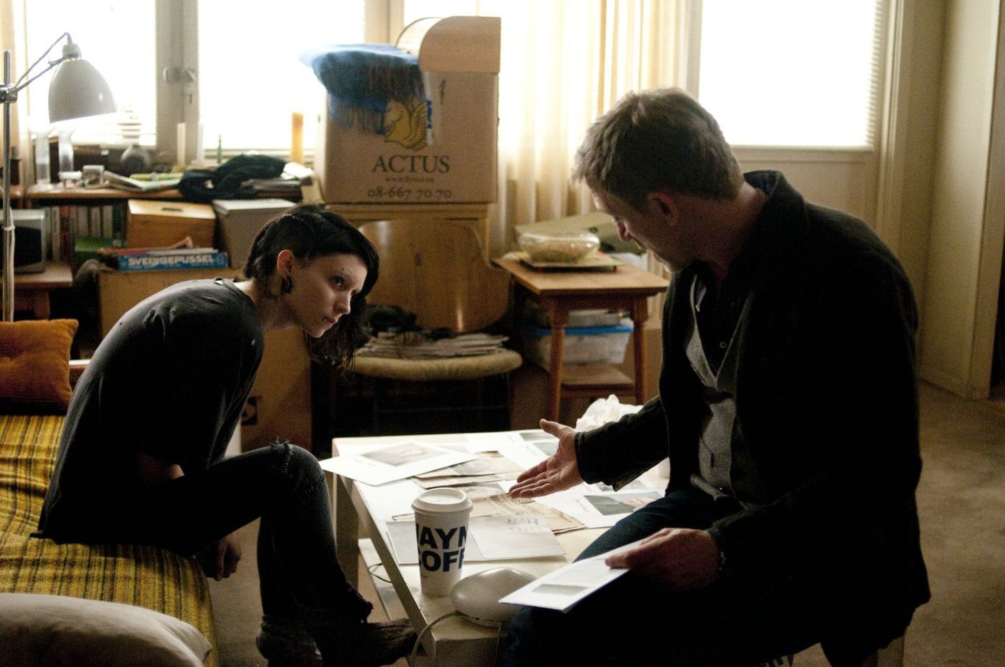 Sotsiopaadist analüütik Lisbeth Salander (Rooney Mara) ja ajakirjanik Mikael Blomkvist (Daniel Craig) paljastavad perverte.