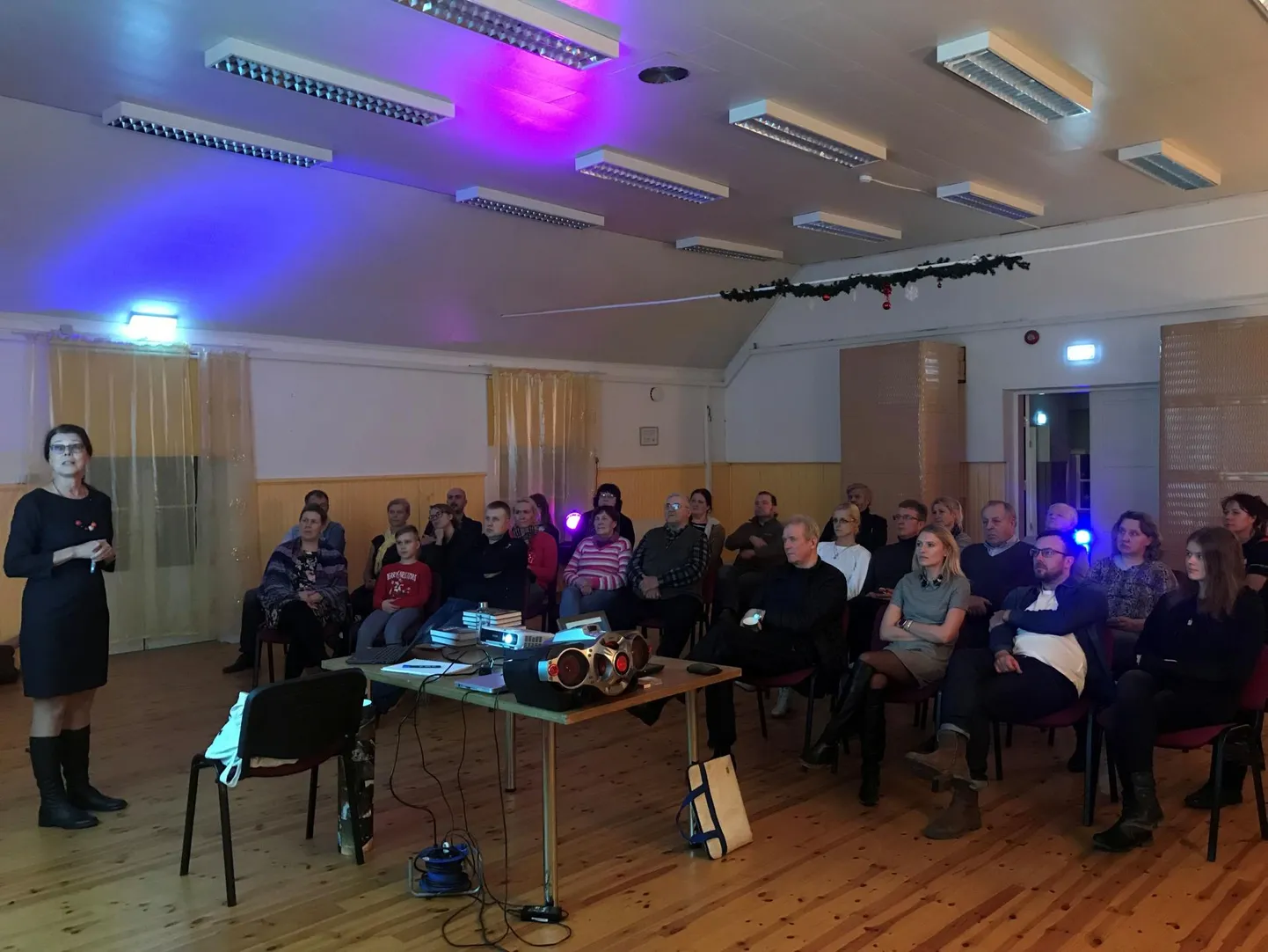 Eelmisel kuul käis Nõuni haridusakadeemias huviliste ees Tartu observatooriumi direktor Anu Reinart, kes kõneles kosmosest ja kosmoseriik Eestist.