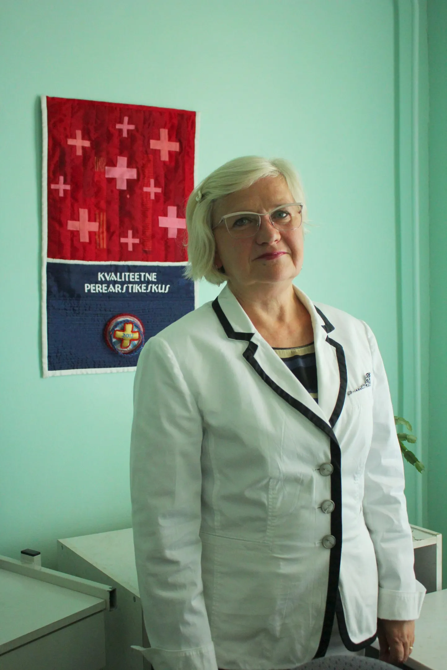 Valgamaa perearsti Eve Rebase töötoa seinal ripub Eesti perearstide liidult saadud vaip, millega saavad uhkustada vaid Eesti parimad praksised.