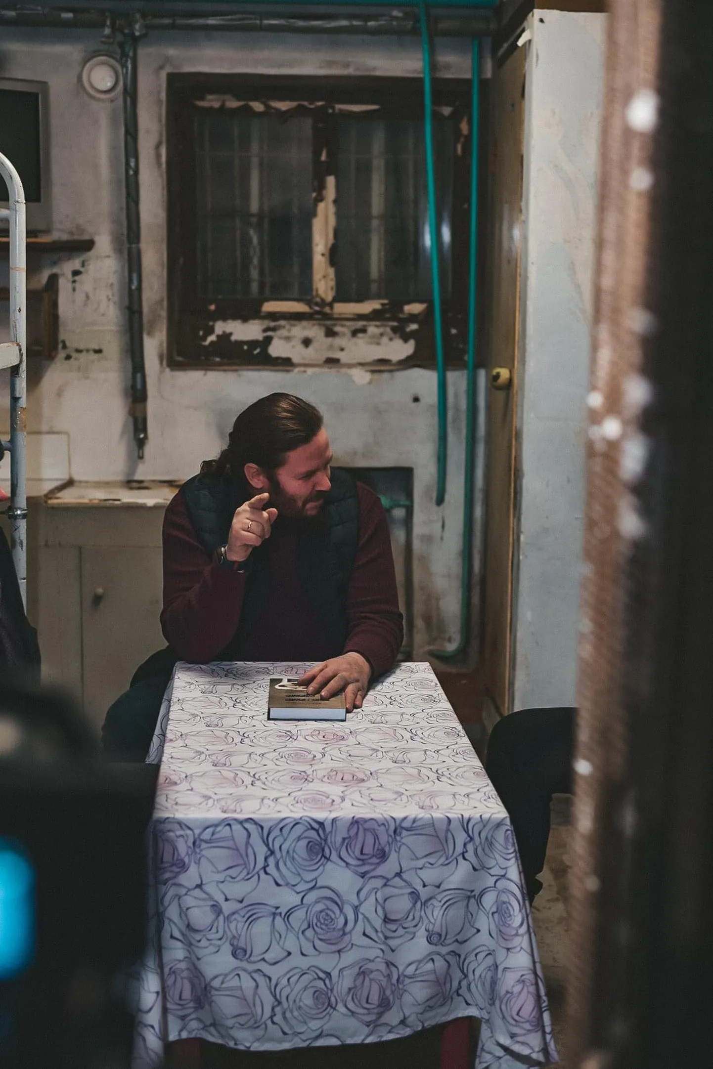 Andres Sarapuu oma raamatu «Purelevad koerad» esitlusel. FOTO: Caroly Rohela