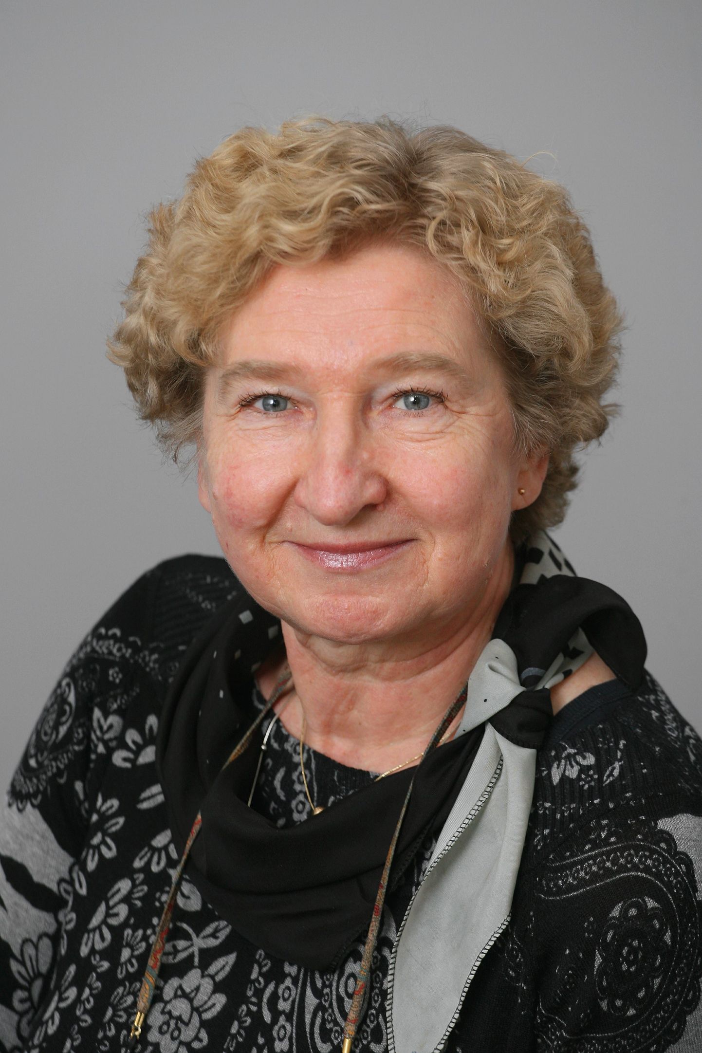 Veerandsada aastat Viljandis lastekaitsetööd teinud Külli Frey valiti tänavu Viljandi sotsiaaltöötajaks.