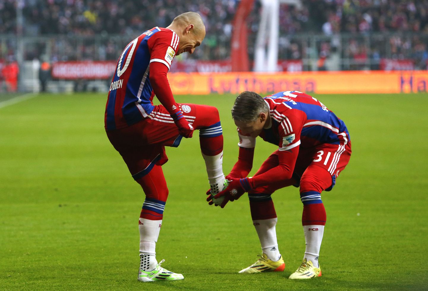 Bayerni mängijad Arjen Robben (vasakul) ja Bastian Schweinsteiger lustisid HSV vastu.