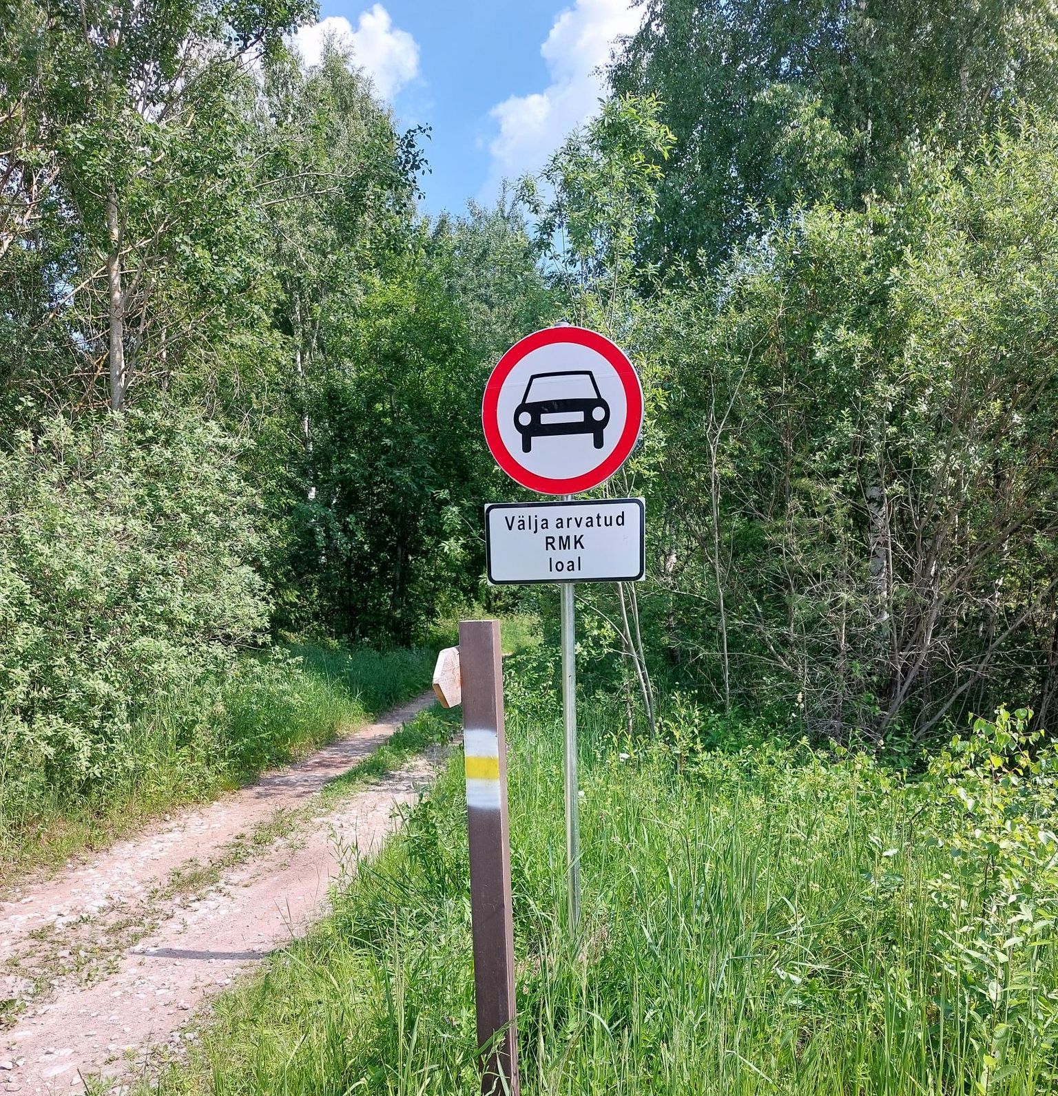 Oru turbarappa viivatel teedele paigaldati mootorsõidukite liiklemise keelavad märgid.