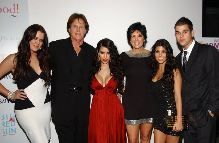 Kardashianite klann 2017. aastal. Vasakult paremale: Khloé Kardashian, Bruce Jenner, Kim Kardashian, Kris Jenner, Kourtney Kardashian ja Robert Kardashian.