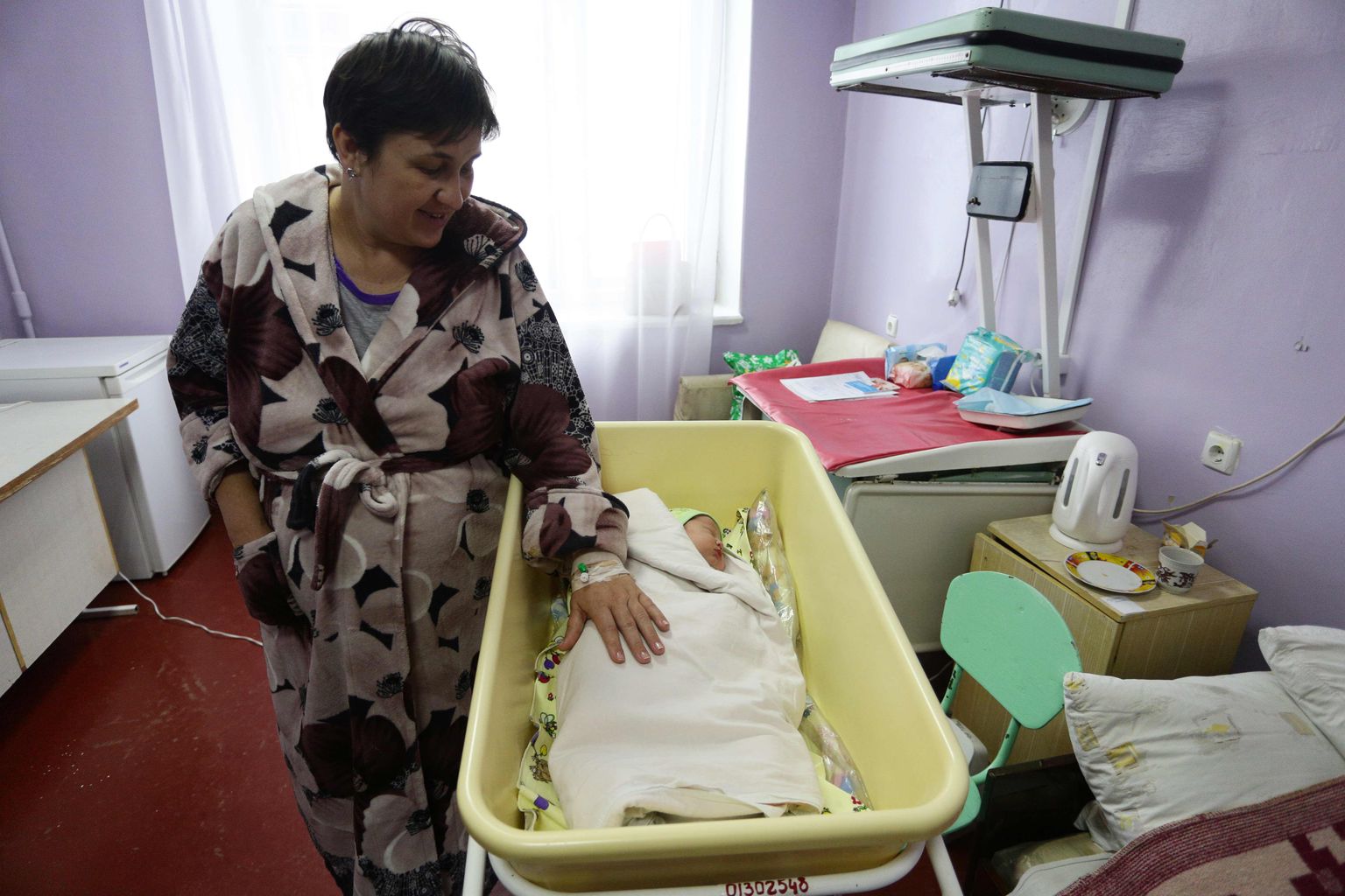 Olga Gorbatova oma tütre juures. Ta loodab, et laps saab näha rahumeelset Ukrainat.