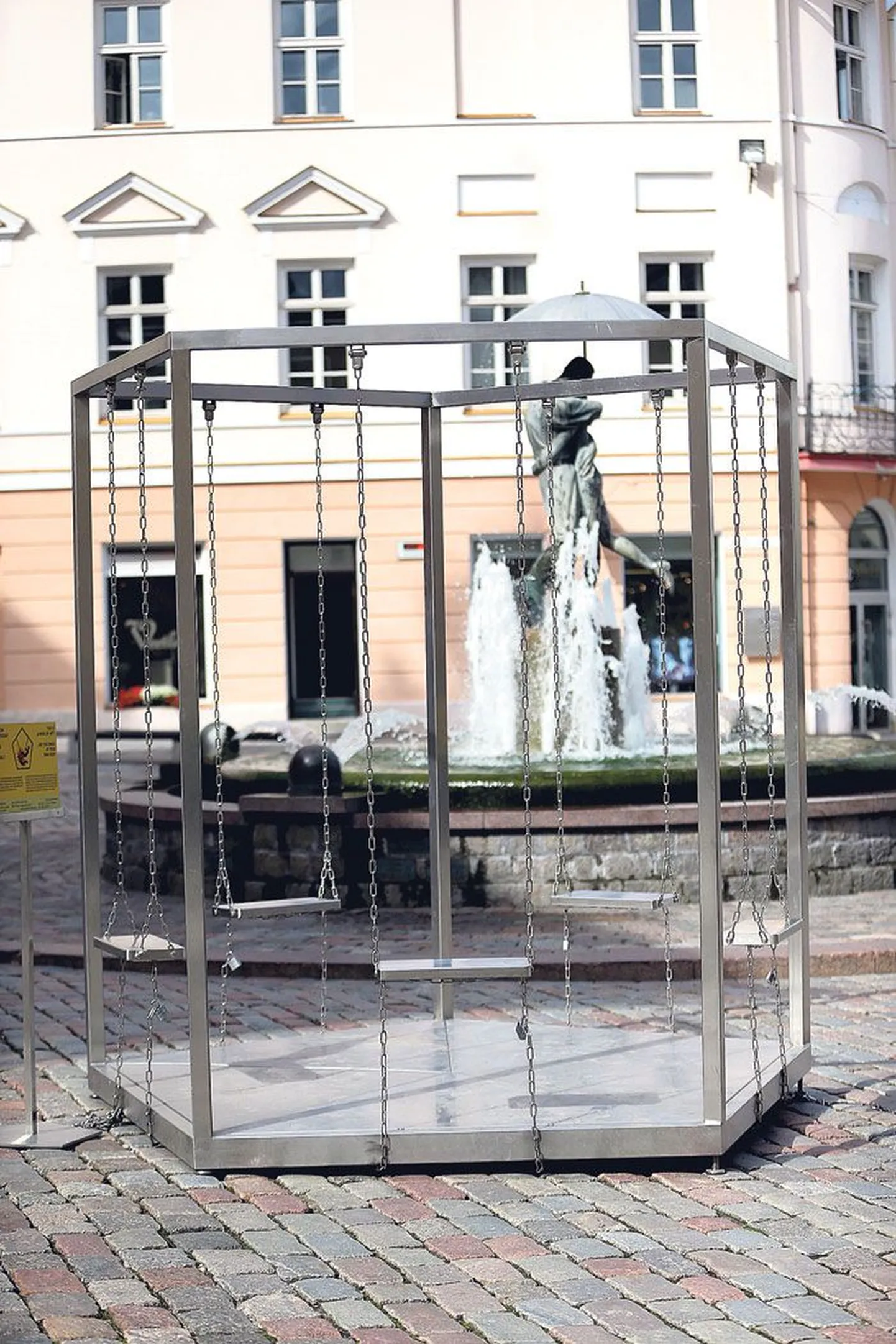 Linnavalitsus lubas installatsiooni raeplatsile paigutada vaid tingimusel, et KIIK on lukus.