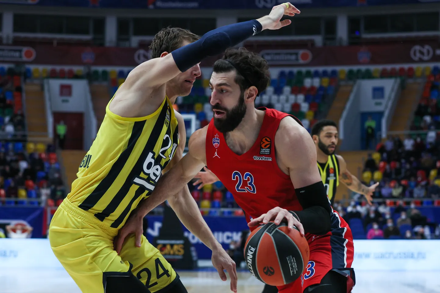 Jan Vesely (vasakul) näitas korvi all võimu, millele CSKA ei suutnud vastata.