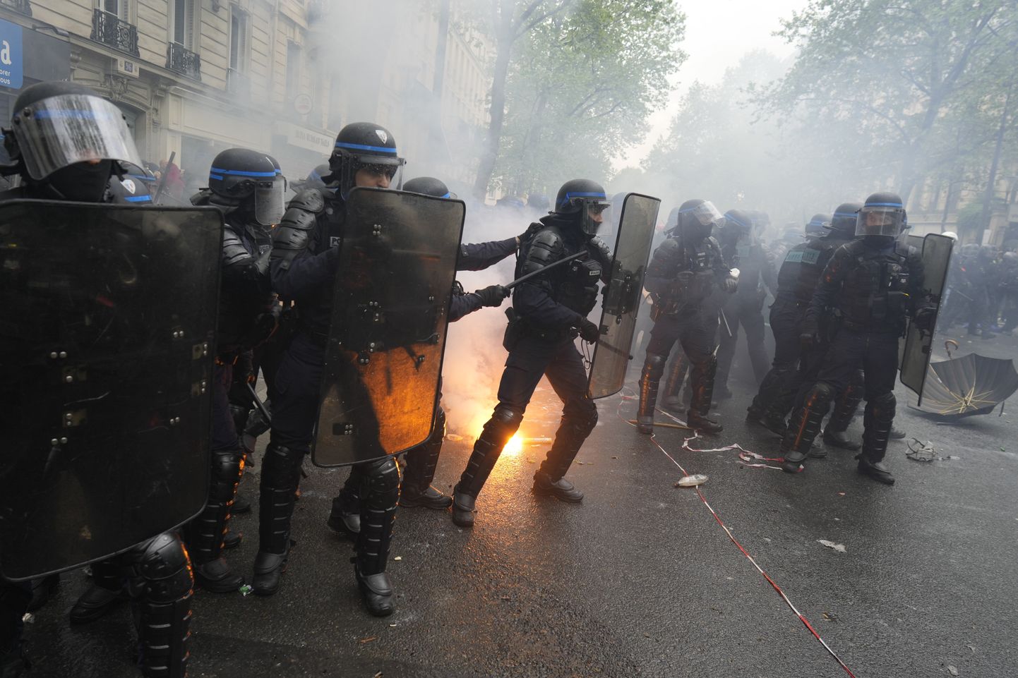 Märulipolitsei Pariisis meeleavaldustel toimunud kokkupõrgetel 1. mail. 2023. aastal.