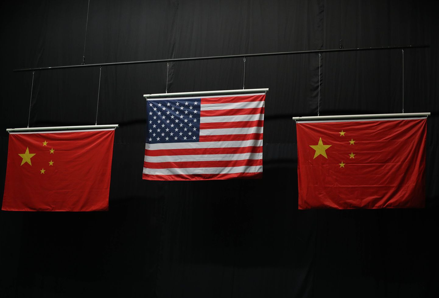Hiina lipud Rio mängude laskmisvõistluse poodiumitseremoonial. Väikesed viisnurgad on kõik samas asendis.