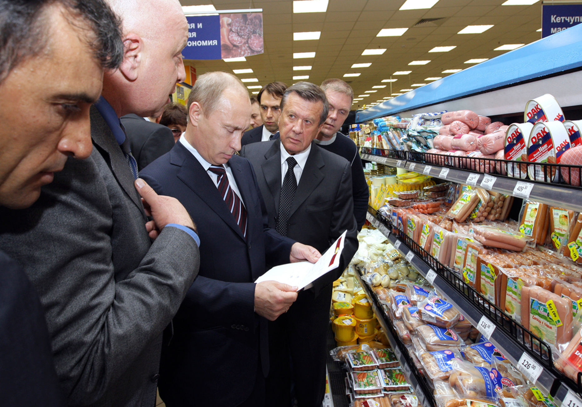 Кремль рассчитывает ужесточением мер удержать цены под контролем – в 2009 году Владимир Путин, тогда бывший российским премьером, уже пытался контролировать цены, самолично посещая московские магазины.