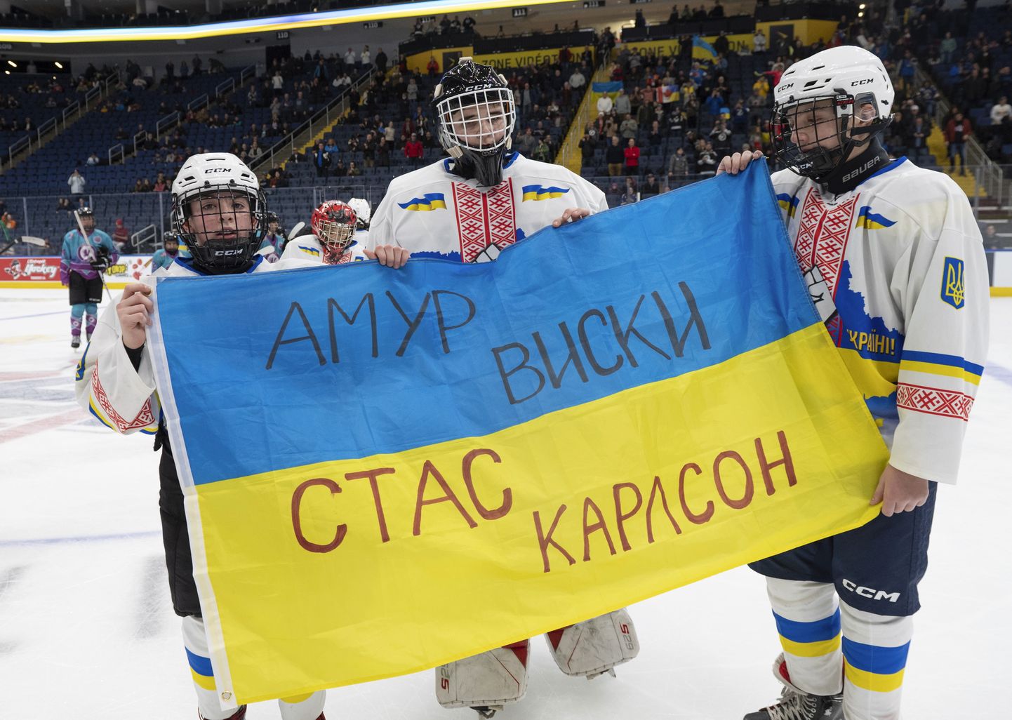 Ukrainas jaunie hokejisti piemin kara upurus
