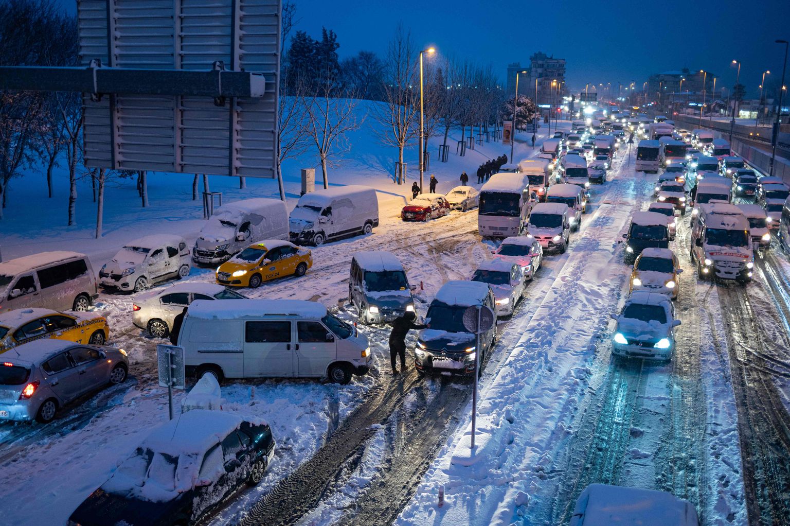 Kohalikud elanikud on lumetormi tõttu oma autodesse kinni jäänud. Istanbul, 24. jaanuar 2022.