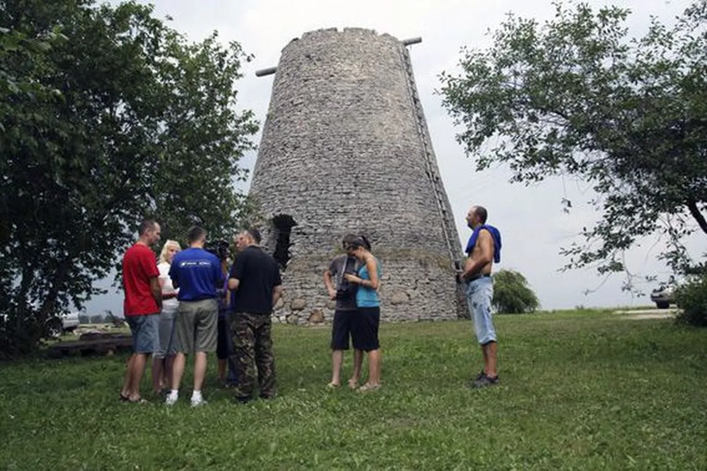 Maasturisõitjad Ukrainast ja Venemaalt tutvusid kolmapäeval Struve geodeetilisel kaarel mõõdetud punktiga Võiveres.