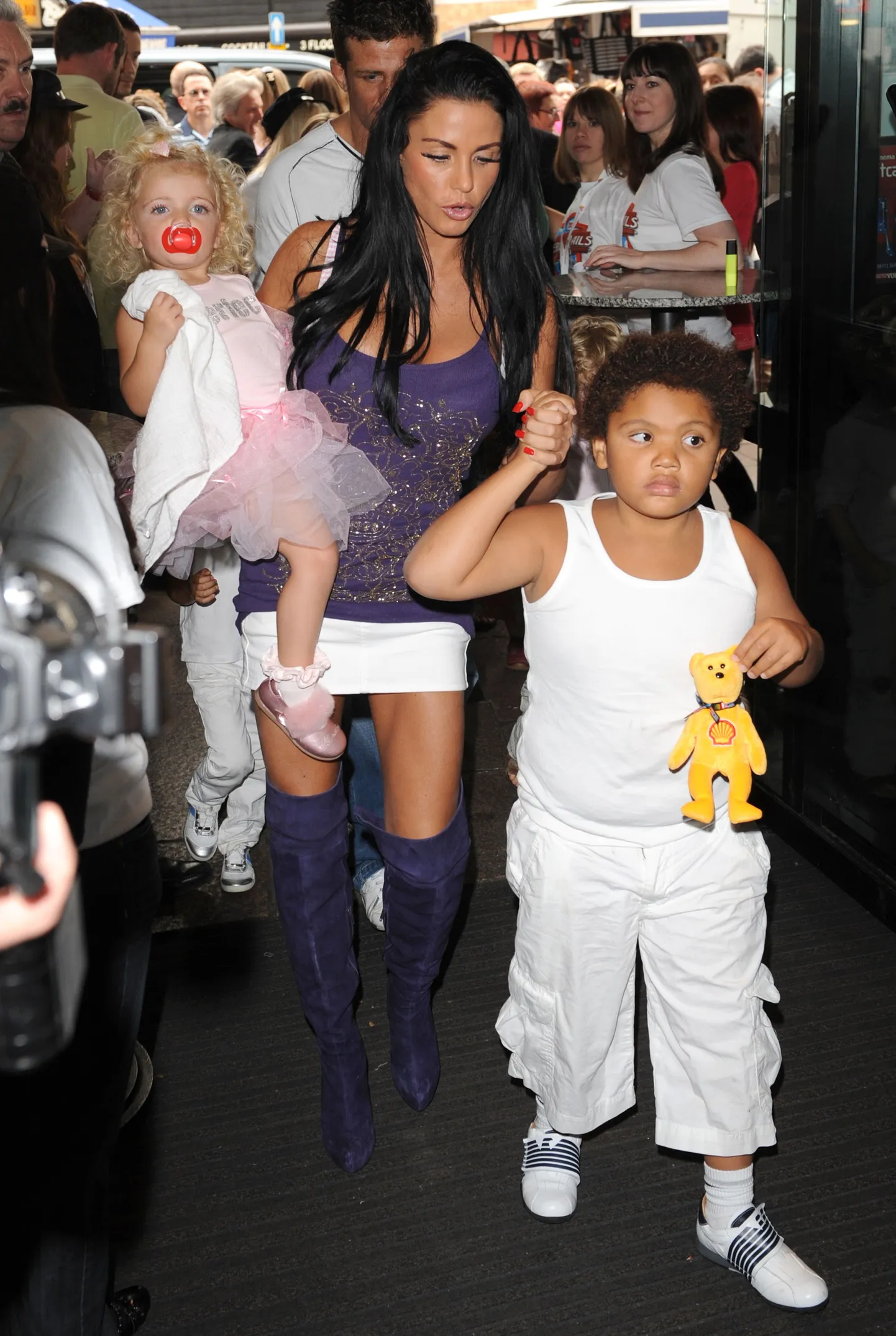Katie Price koos oma laste, tütar Princessi ja poeg Harveyga