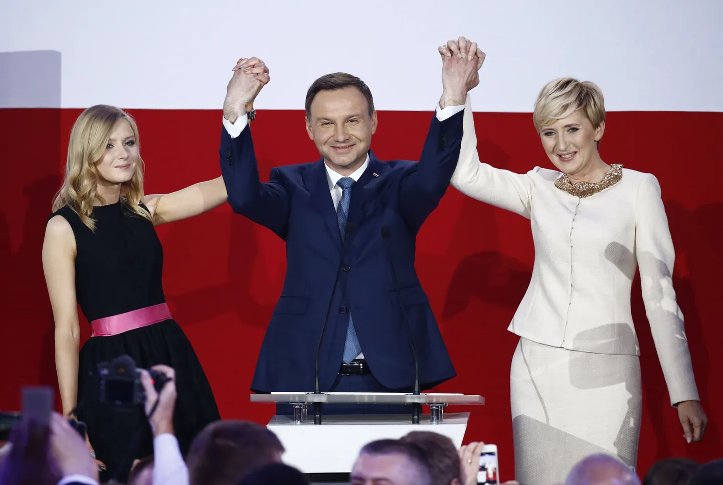 Andrzej Duda tütre Kinga ja naise Agata vahel.
