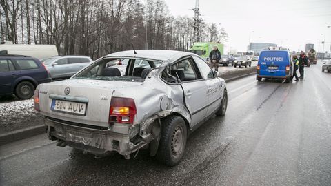 Фото и видео: в Таллинне легковушка столкнулась с двумя грузовиками