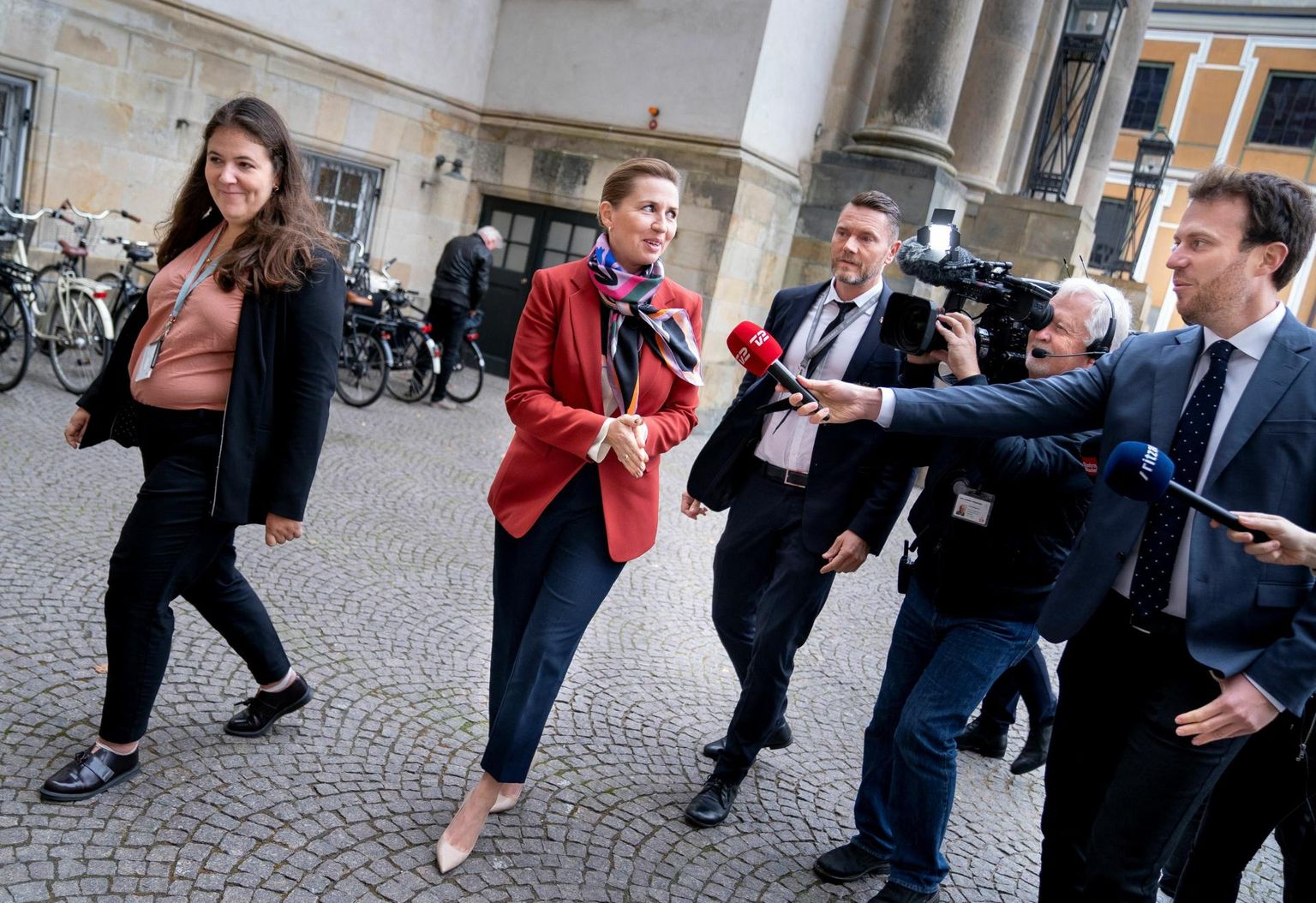 Taani sotsiaaldemokraadist peaminister Mette Frederiksen (keskel) eile Kopenhaagenis parlamendihoone juures ajakirjanike piiramisrõngas. 