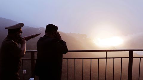 Ziemeļkoreja vadoņa klātbūtnē izmēģinājusi jaunu starpkontinentālo raķešu dzinēju