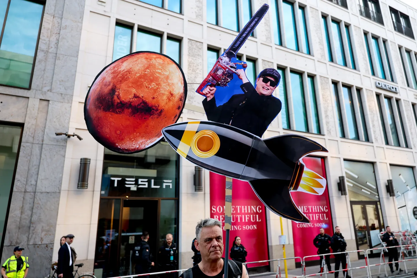 Tesla ja selle juhi Elon Muski vastased protestid toimuvad mitmel pool maailmas. Fotol on 30. aprillil toimunud aktsioon Tesla müügiesinduse ees Berliinis.