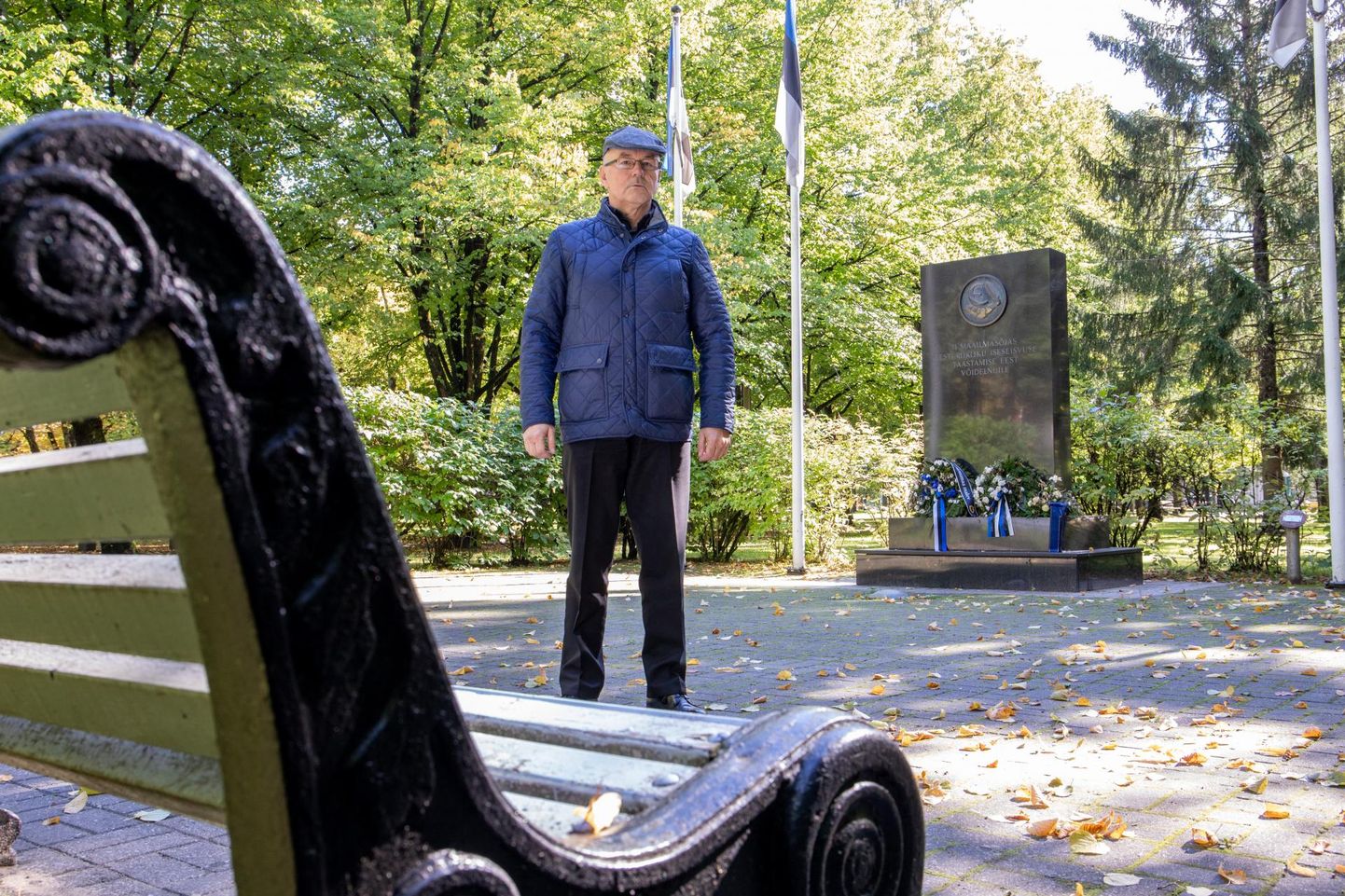 Eesti vabadusvõitlejate liidu juhatuse liige Heiki Magnus seismas Pärnu Vabaduse parki 2003. aastal püstitatud monumendi juures.