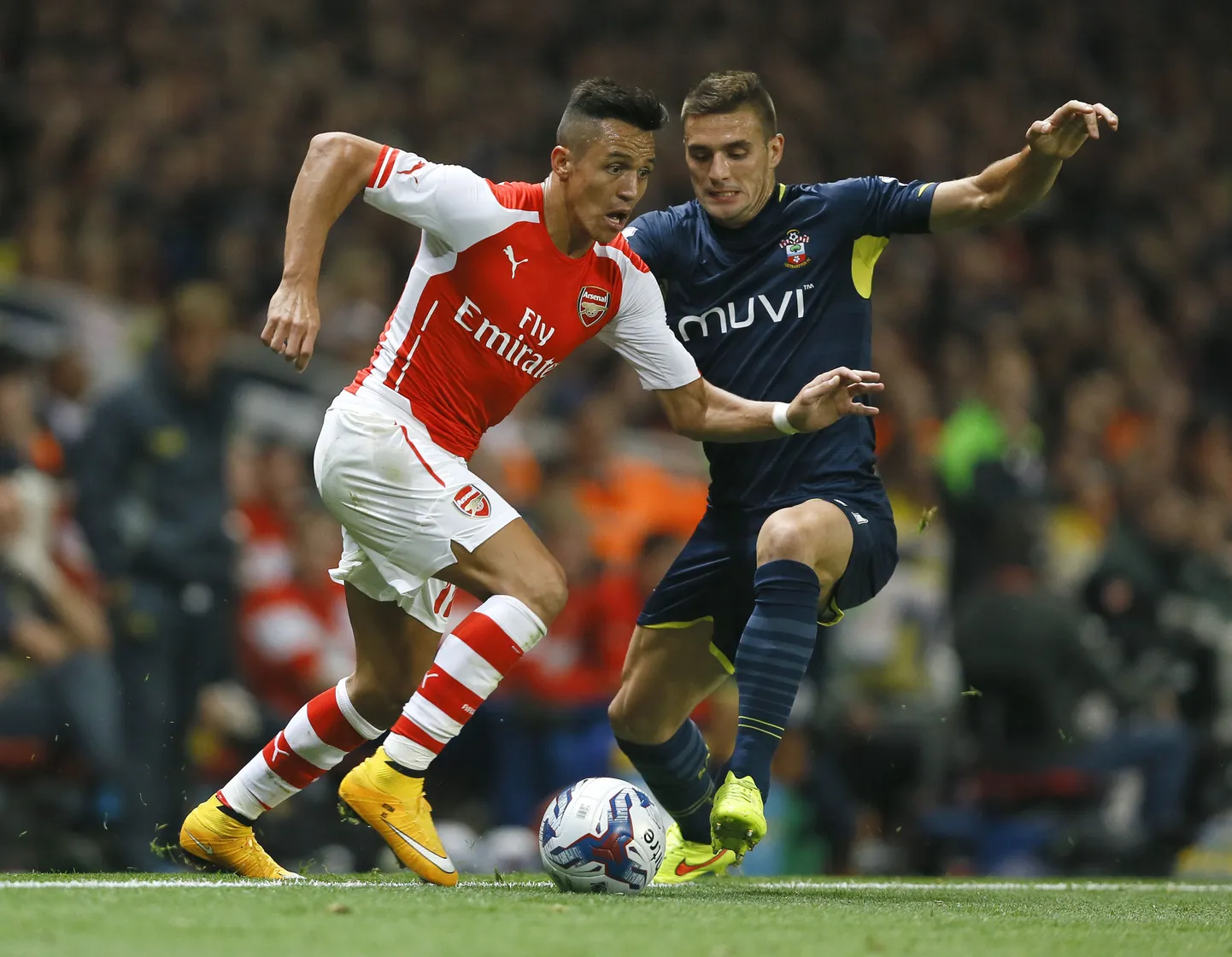 Alexis Sanchezi (vasakul) värav Londoni Arsenali liigakarikasarjast väljalangemise eest ei päästnud. Paremal Southamptoni eest penalti realiseerinud Dušan Tadic.