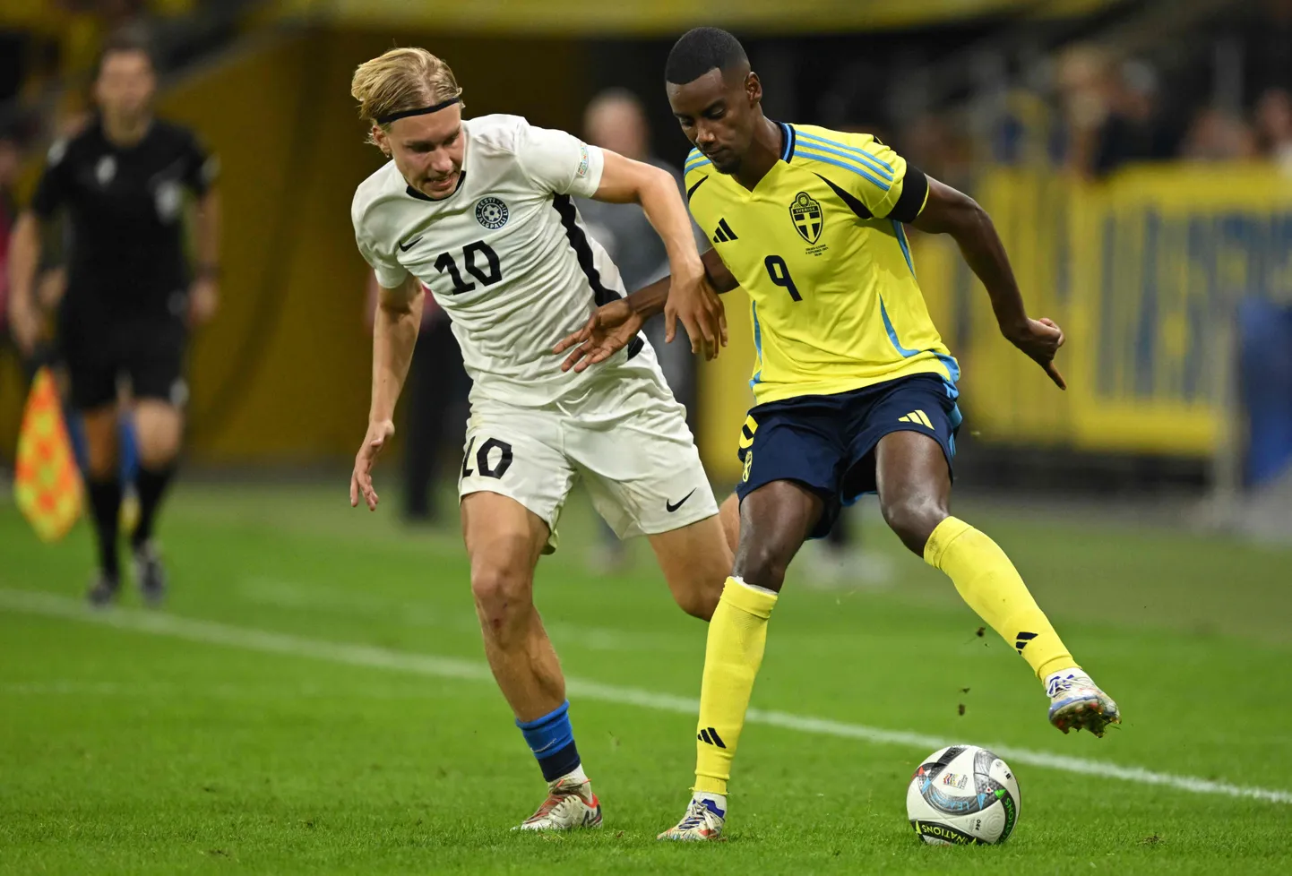 Eesti poolkaitsja Kevor Palumets (vasakul) ja Alexander Isak.