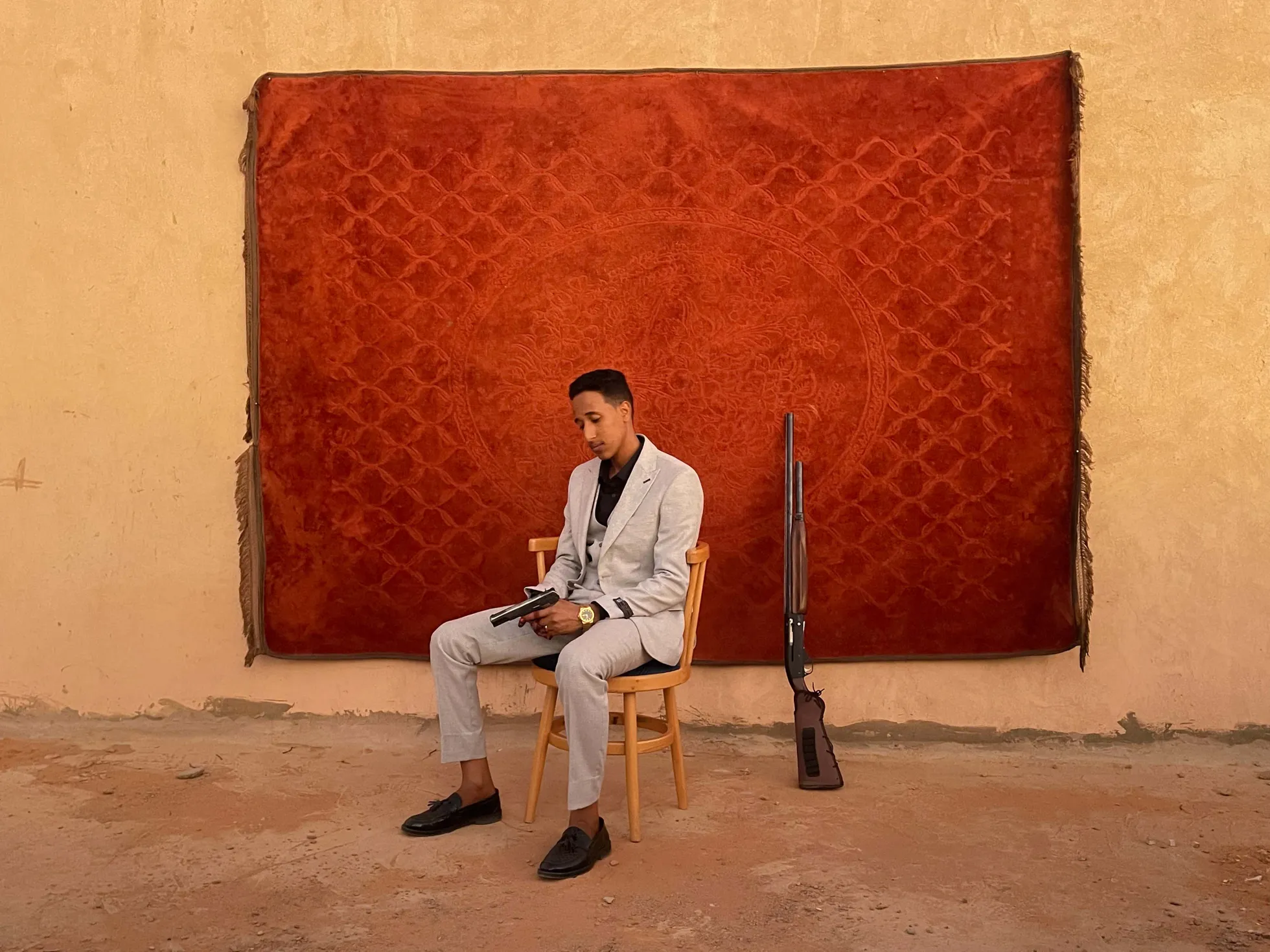 Peigmees poseerib oma pulmaportree jaoks. Sudaanis on tavaks tähistada pulmade väljakuulutamist piduliku püssilasuga. Omdurman, Sudaan. Aafrika, üksikfotod.