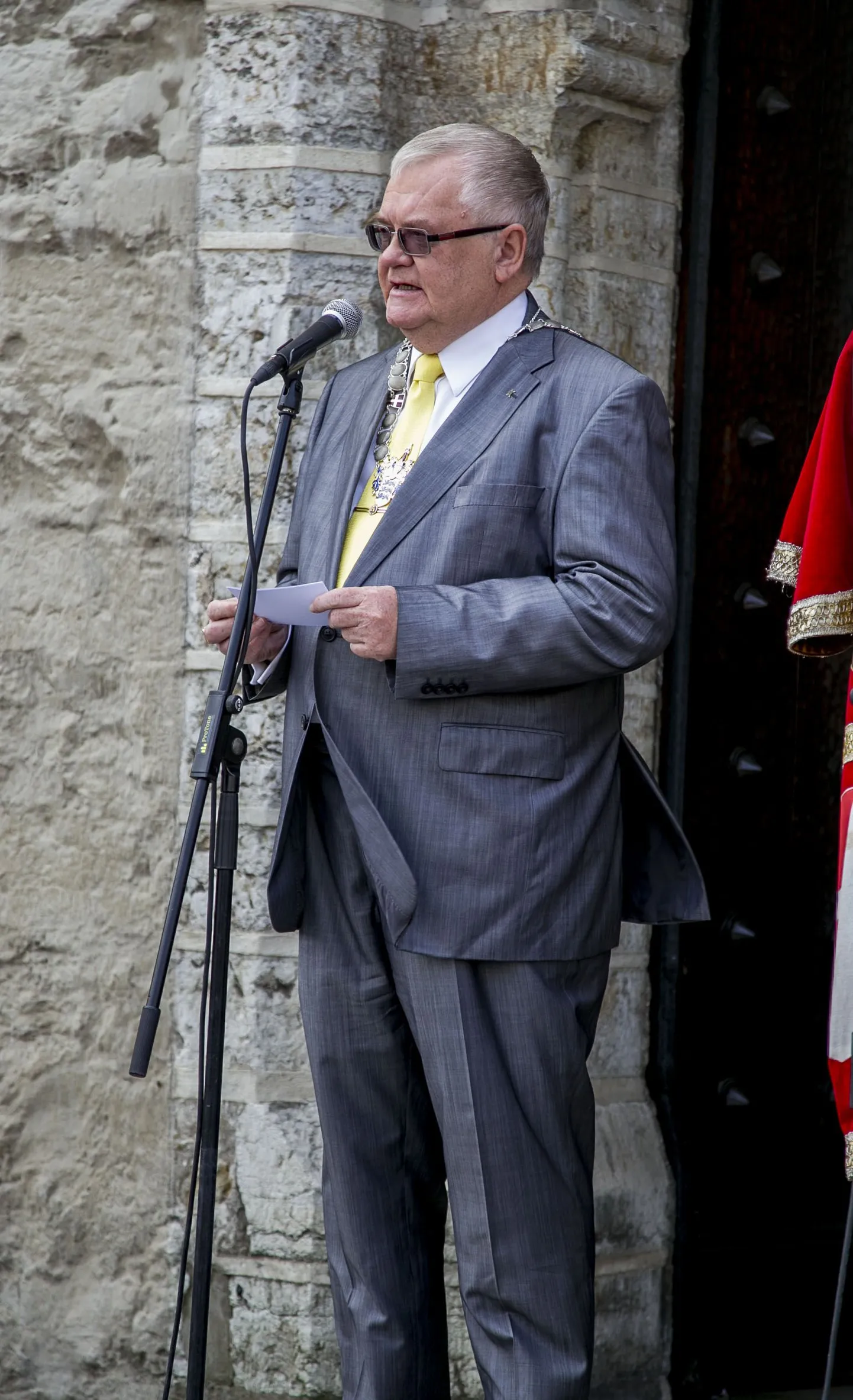 Edgar Savisaar Tallinna raekoja trepil.