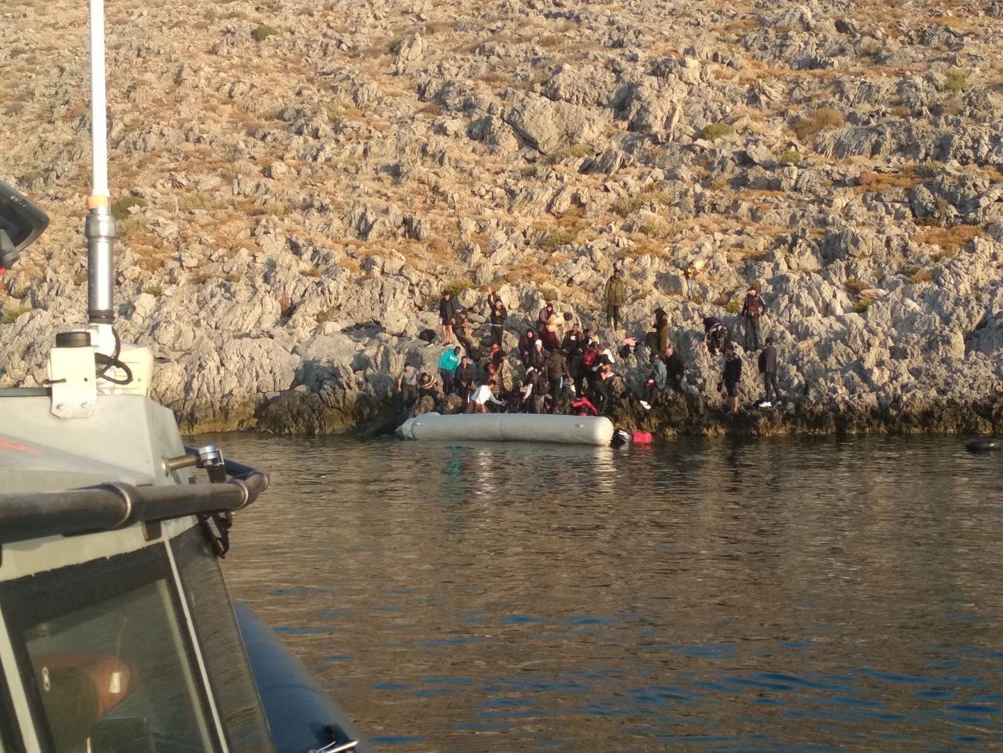 Vahemerel patrullivad Eesti piirivalvurid avastasid pühapäeval Kreekale kuuluvalt Kalymnose saarelt kaljude vahelt 38 inimest.