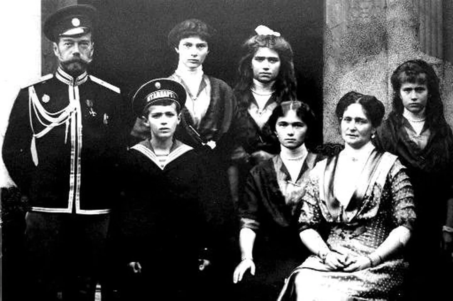 Venemaa viimane tsaar Nikolai II, tema naine Alexander Fjodorovna ning lapsed prints Aleksei ja printsessid Olga, Tatjana, Maria ja Anastasia.
