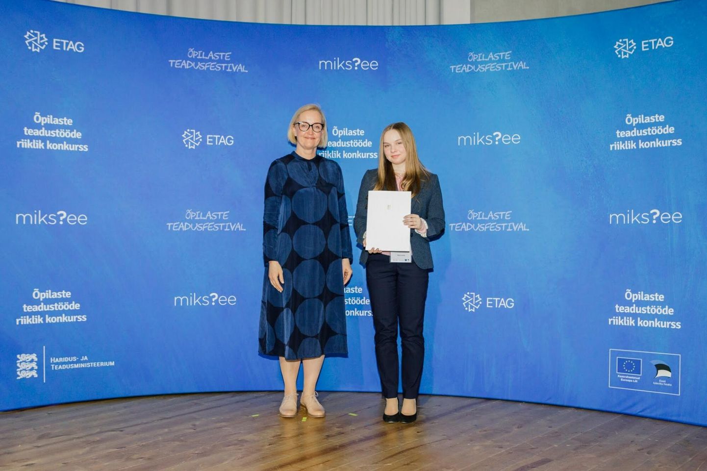 Miina Härma gümnaasiumi abiturient Maret Hallik (paremal) sai haridus- ja teadusminister Kristina Kallaselt kätte riikliku preemia, lisaks pälvis ta teaduste akadeemia eriauhinna.