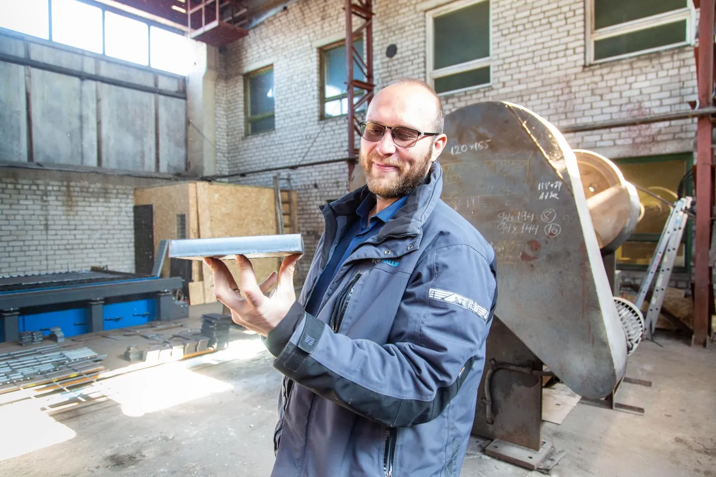 Eimar Hallop hoiab käes metallitükki, mille kilo maksis veel hiljuti 2,5 eurot. Nüüd on terase hind pea poole võrra langenud, tonni saab heal juhul kätte 1300 euro eest. Mitmed kahtlevad tellijad on lepingud lõpuks allkirjastanud.