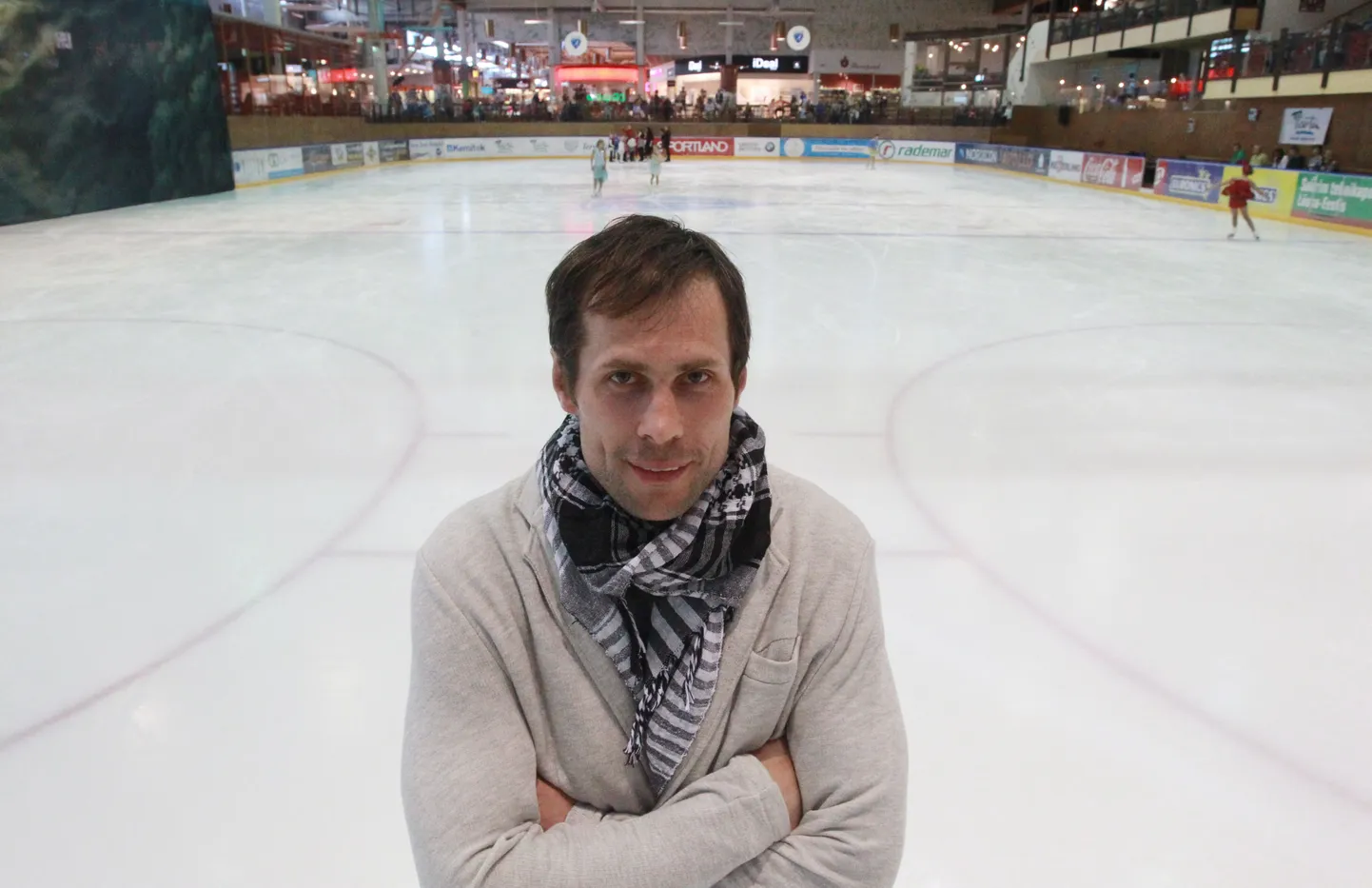 Valmo Kriisale on Tartu Lõunakeskuse jääväljak tuttav paik - pärast korvpallihooaega on ta end vormis hoidnud näiteks jäähokiga. Pealegi on ta tütar Sindra iluuisutaja.