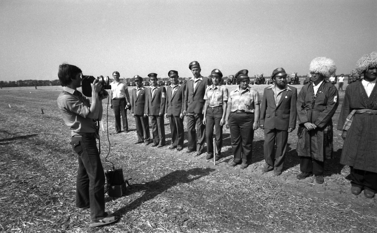 Nõukogude Liidu rahvaste vennaliku pere künnimehi ja -naisi (vasakul Eesti delegatsioon) filmib Peeter Ülevain.