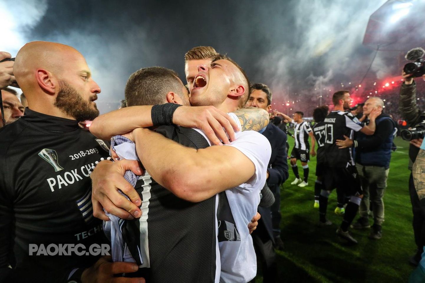 PAOK futbolisti priecājas par triumfu.