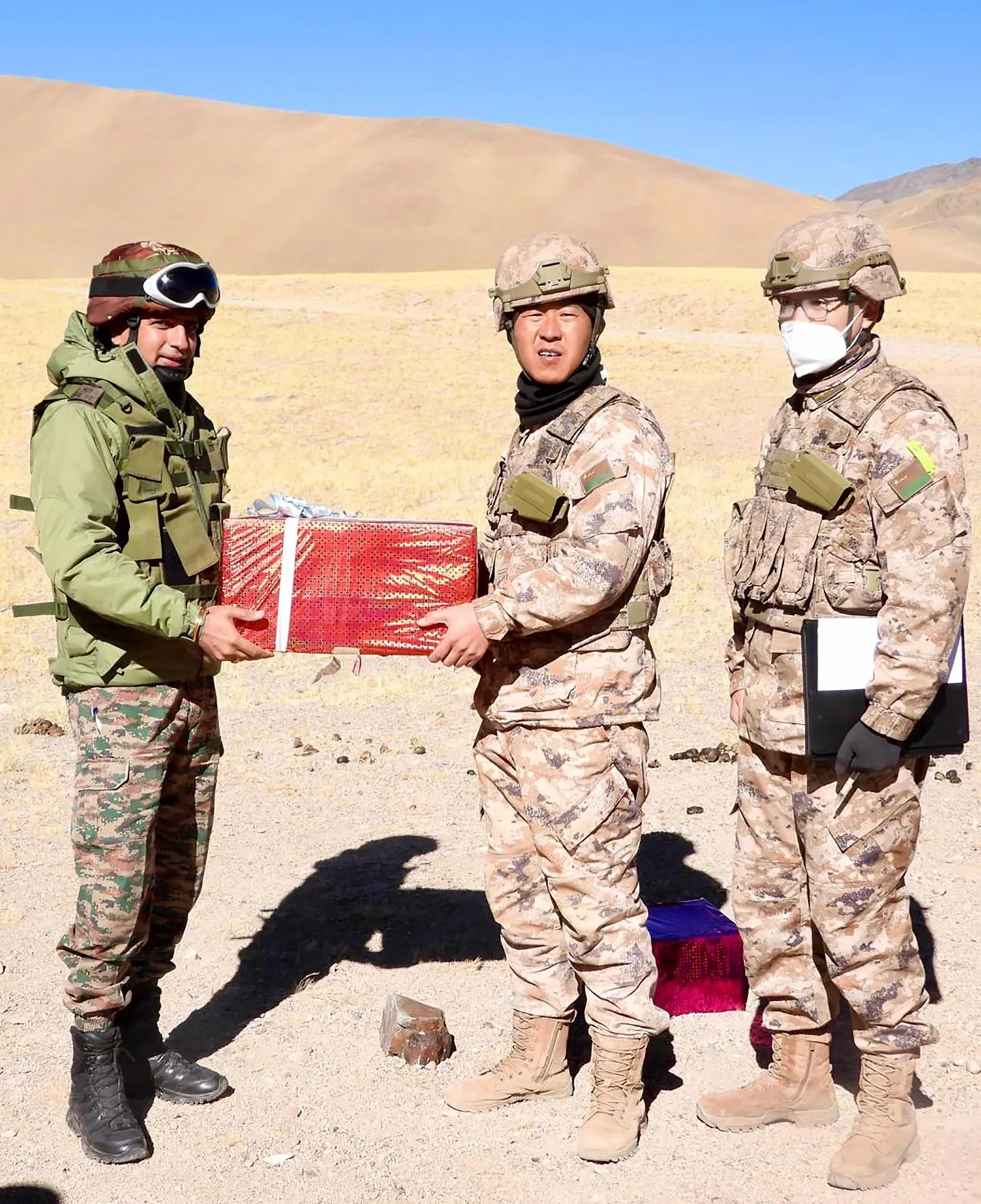 Komm või pomm? India ja Hiina armee esindajad Ladakhis Karakorami kuru lähistel.