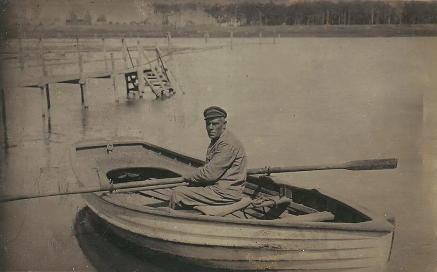 Tundmatu paadimees Pärnu jõel 1934. aastal.