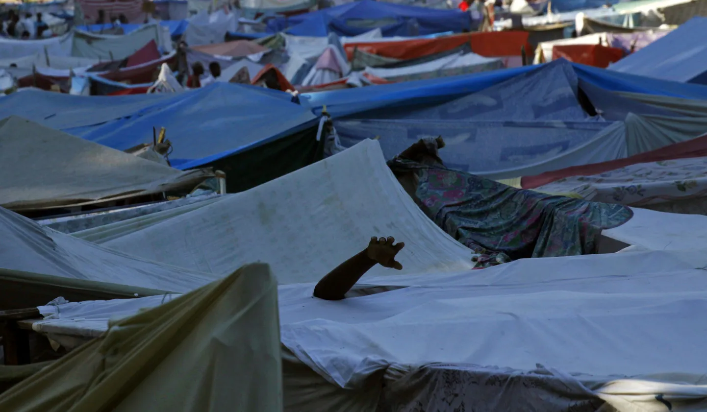 Käepärastest materjalidest telklinnak Port-au-Prince´is