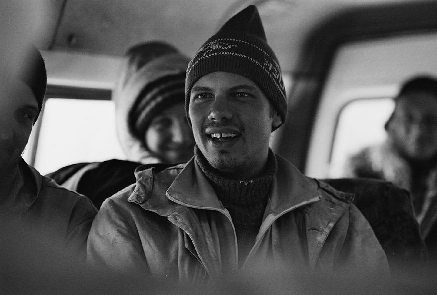 Igati ajastutruu ka kaadri taga. Näitleja Rait Õunapuu filmi «Must alpinist» võtetel Siberis.
