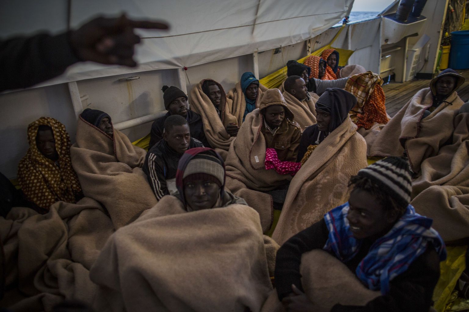 Peamiselt Sudaani ja Bangladeshi päritolu sisserändajad märtsi alguses päästelaeva pardal.