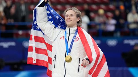 VIDEO ⟩ Maļiņins ar iespaidīgu slidojumu palīdz ASV izlasei izcīnīt olimpisko zeltu