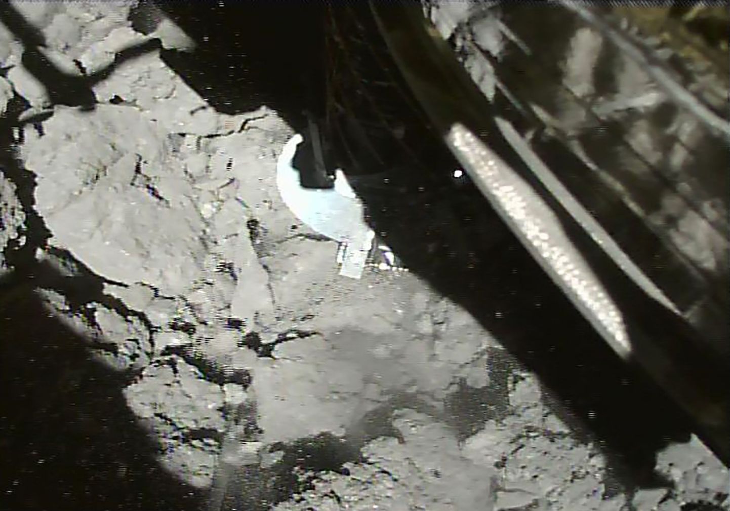 Hayabusa pardakaamera foto kosmoseaparaadi asteroidi pinnale toetuvast jalast.