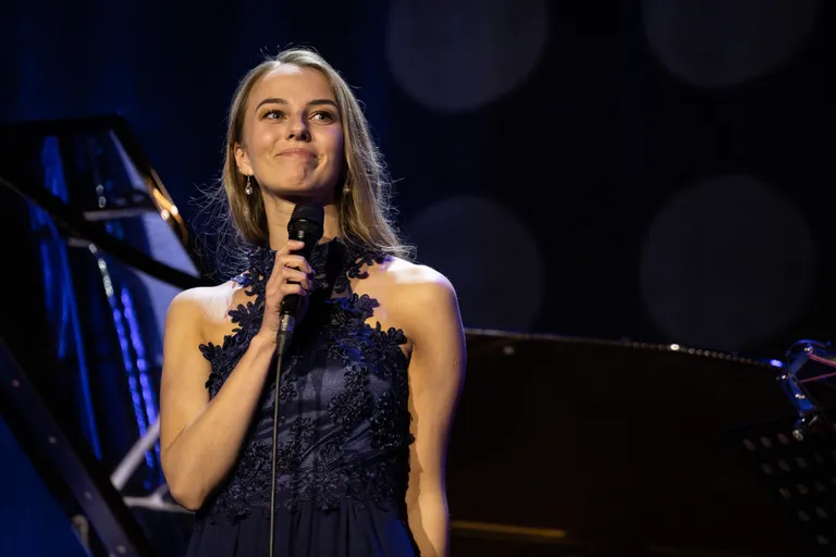 Marianne Leibur esinemas jazz-artistide konkursil Riias.