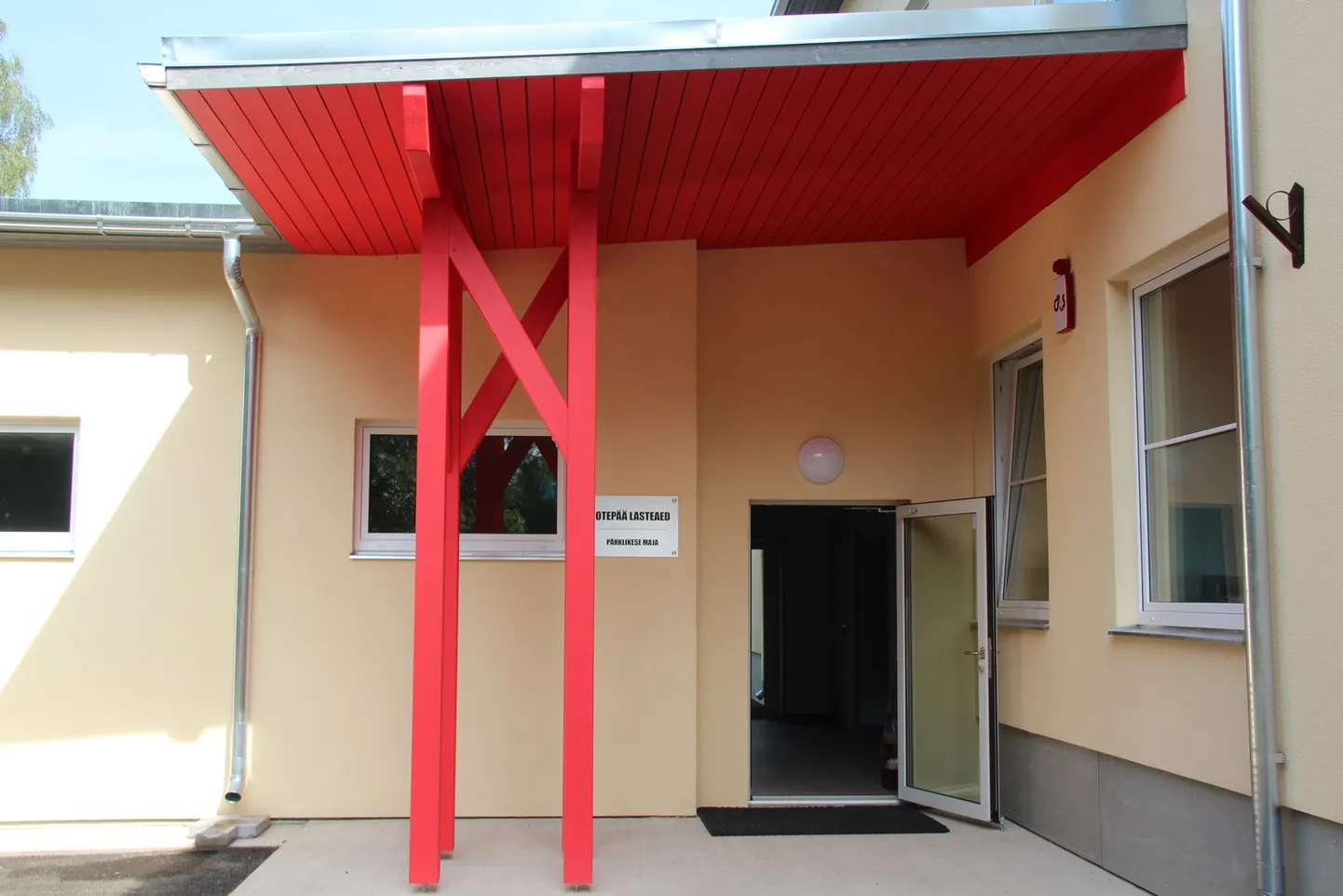 Lasteaialapsed alustasid õppeaastat renoveeritud majas.