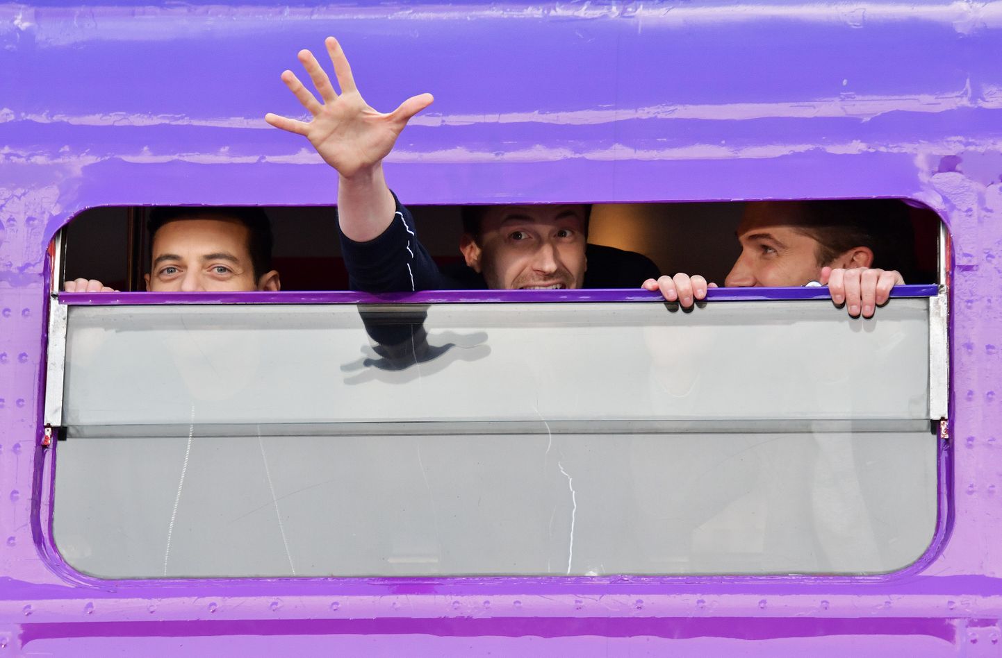 Joe Mazzello, Rami Malek ja Gwilym Lee lehvitamas oma «Bohemian Rhapsody» promotuuri bussist Tokyos