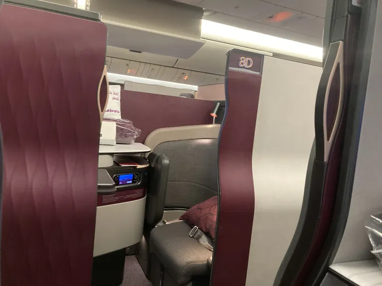Parimad Qatar Airwaysi äriklassitoolid kannavad nime Qsuite. Osa neist asetsevad seljaga sõidu suunas. Privaatne Qsuite pole siiski saadaval kõigis lennukites.