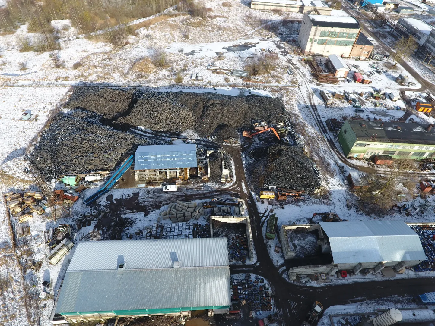 Veebruaris tehtud droonifoto Maardu Lao tänava platsil pärast seda, kui suur osa vanarehvidest on juba purustist läbi käinud.