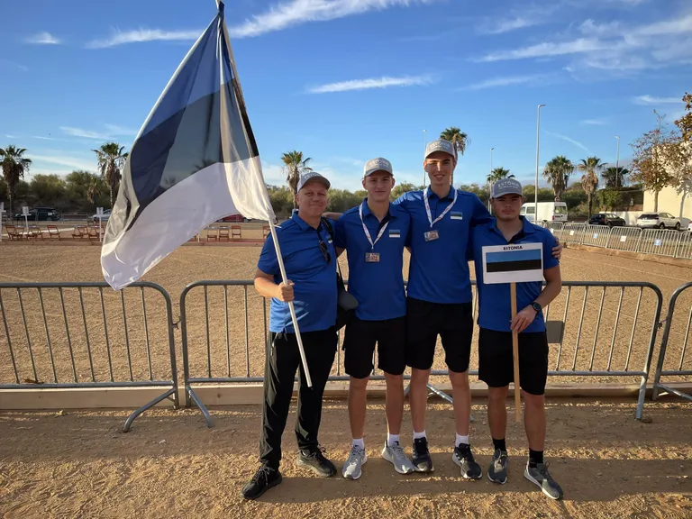 Eesti U-23 koondis - treener Andero Kelu (vasakult), Robin Randrüüt, Robin Aus ja Henri Mitt.