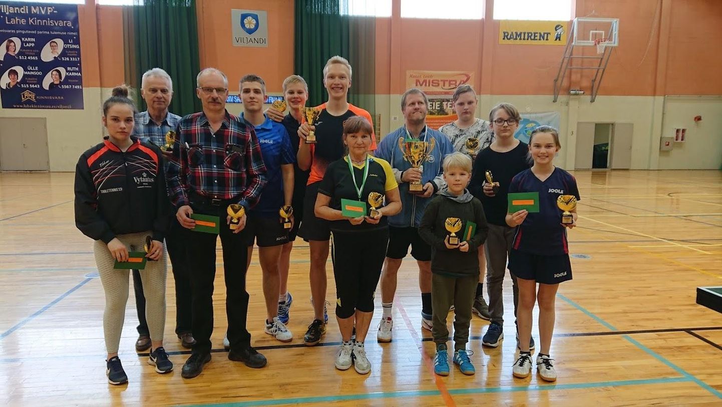 Eelmisel laupäeval Viljandi spordihoones asetleidnud 35. Sakala lauatennise karikasarja viimasel etapil osales 51 mängijat. Fotol on auhinna pälvinud sportlased.